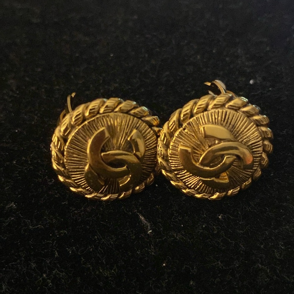 Vintage Chanel Clip Round Earrings - Picture 5 of 10